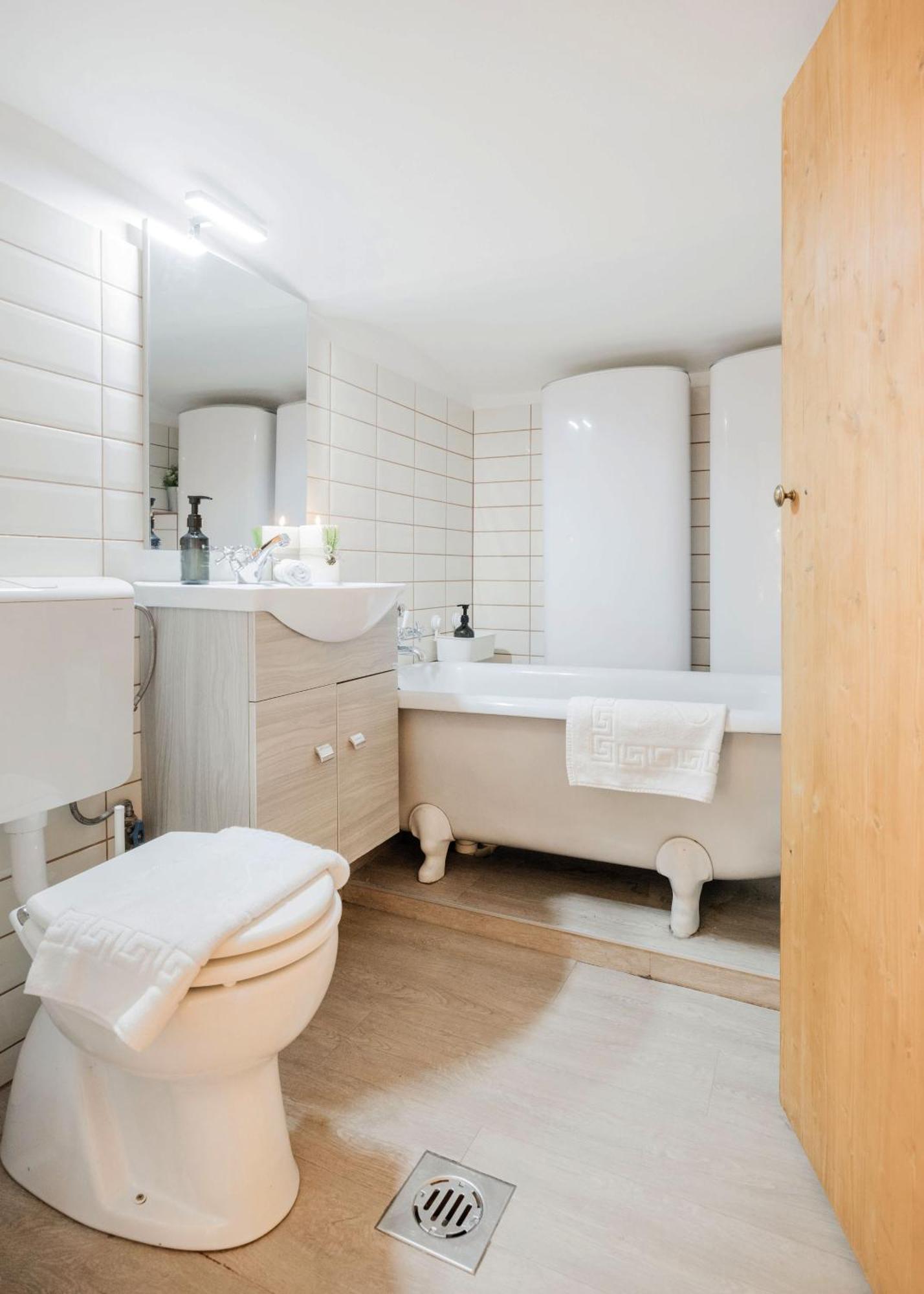 Wellness Wonderland: Garden, Sauna, Jacuzzi In Cbd Budapest Eksteriør bilde