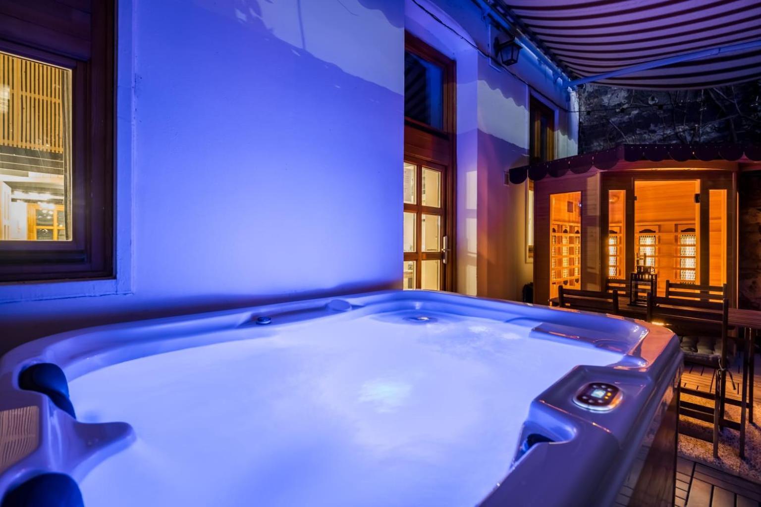 Wellness Wonderland: Garden, Sauna, Jacuzzi In Cbd Budapest Eksteriør bilde