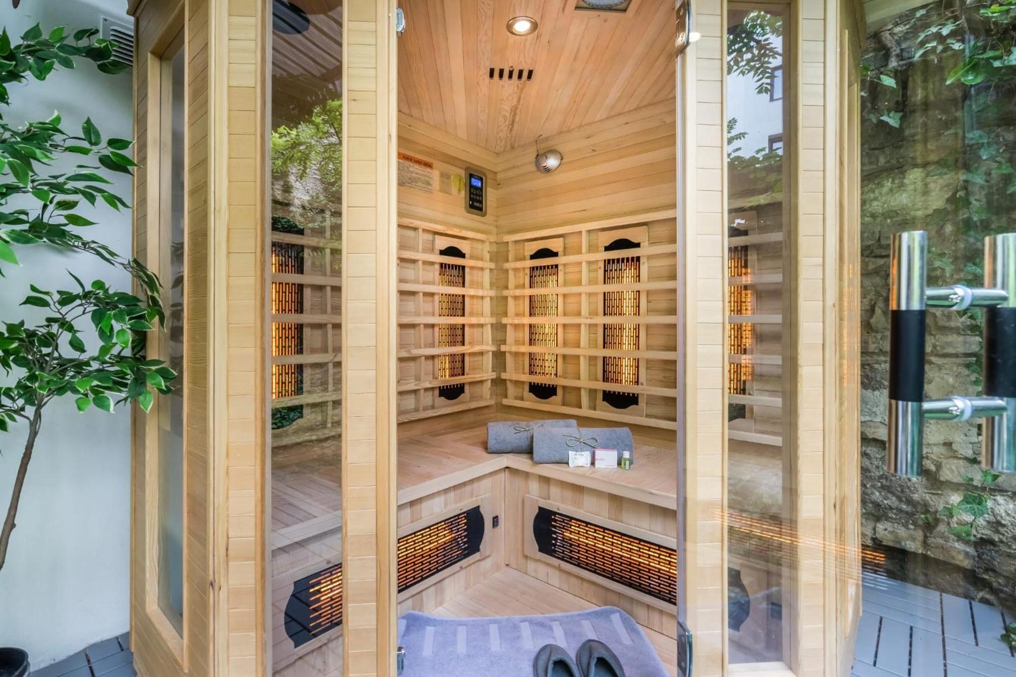Wellness Wonderland: Garden, Sauna, Jacuzzi In Cbd Budapest Eksteriør bilde