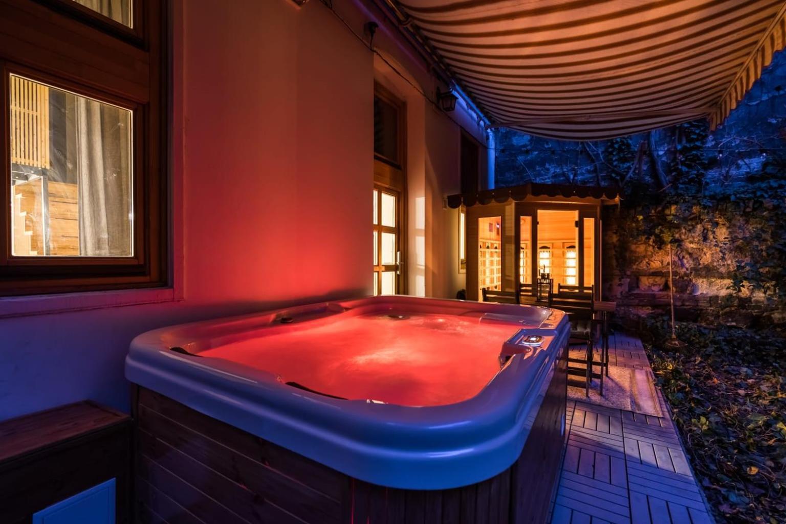 Wellness Wonderland: Garden, Sauna, Jacuzzi In Cbd Budapest Eksteriør bilde